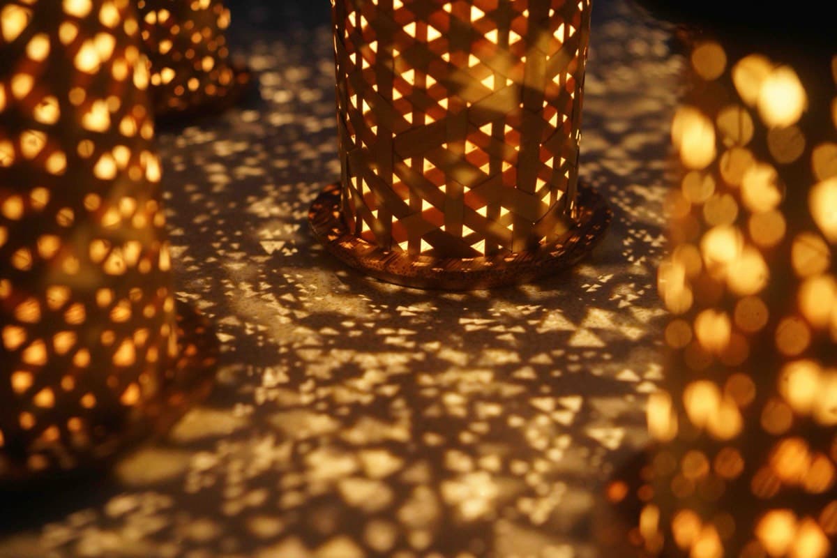 Shadow patterns cast on surfaces